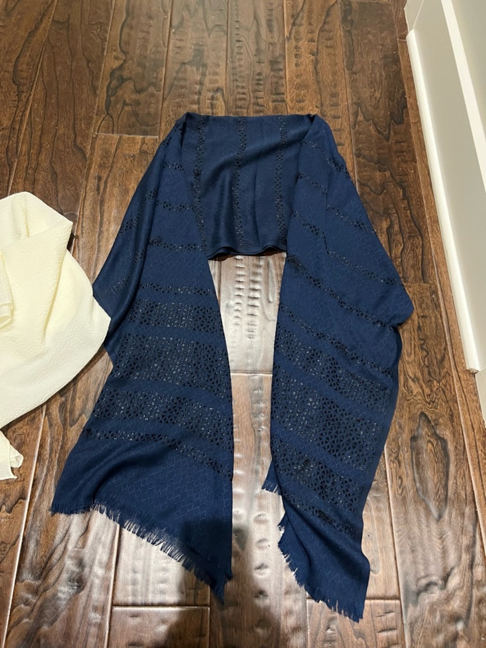 Bundle of Navy & Cream Textured Shawl - Picture 4 of 5